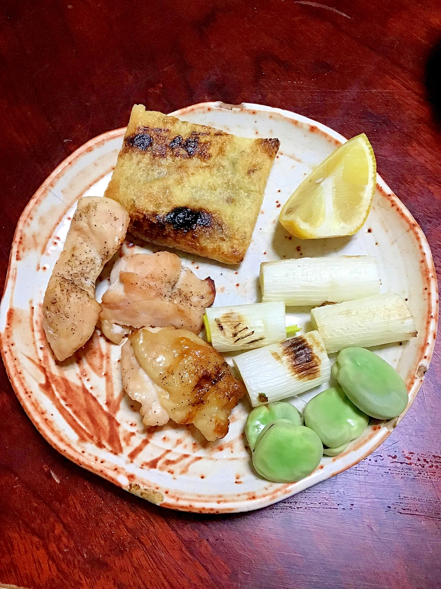 鶏モモとそら豆と葱とキムチ納豆の巾着焼の盛り合わせ