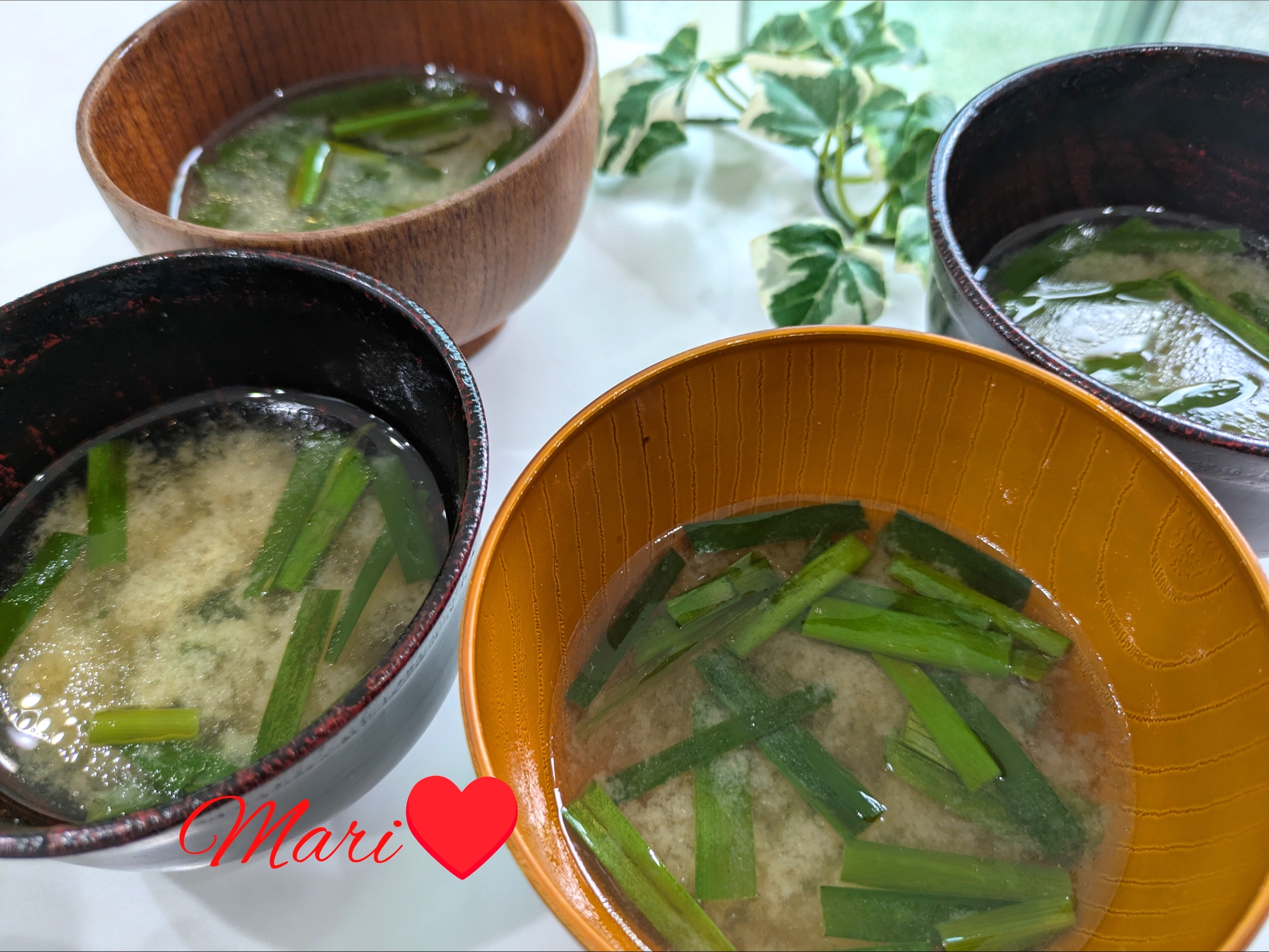 煮込まずさっと作れる！ごま油香るニラの味噌汁