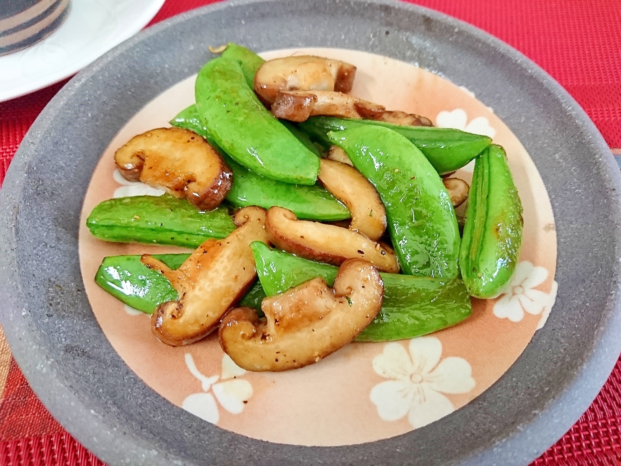 スナップえんどうと椎茸の醤油炒め