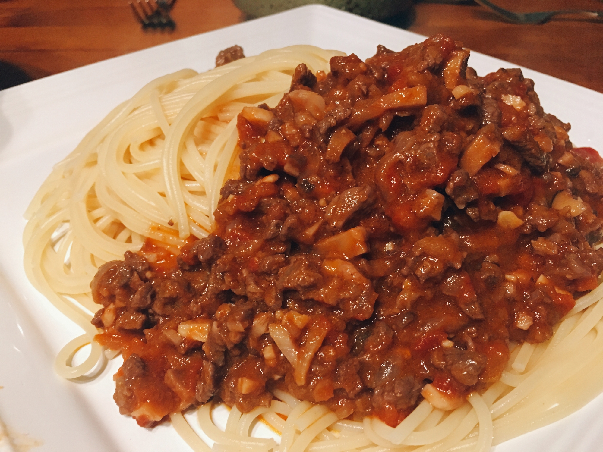 皿に盛られた、牛ブロック肉から作るボロネーゼ