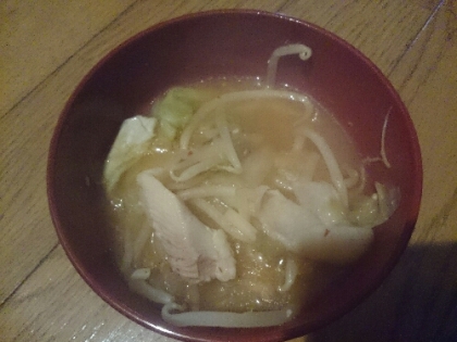 お雑煮の材料をいくつか使った♪寒いからキムチ入りの韓国風スープ美味しさが増すね。元旦から来ちゃたよwご馳走さまでした(^-^)❤