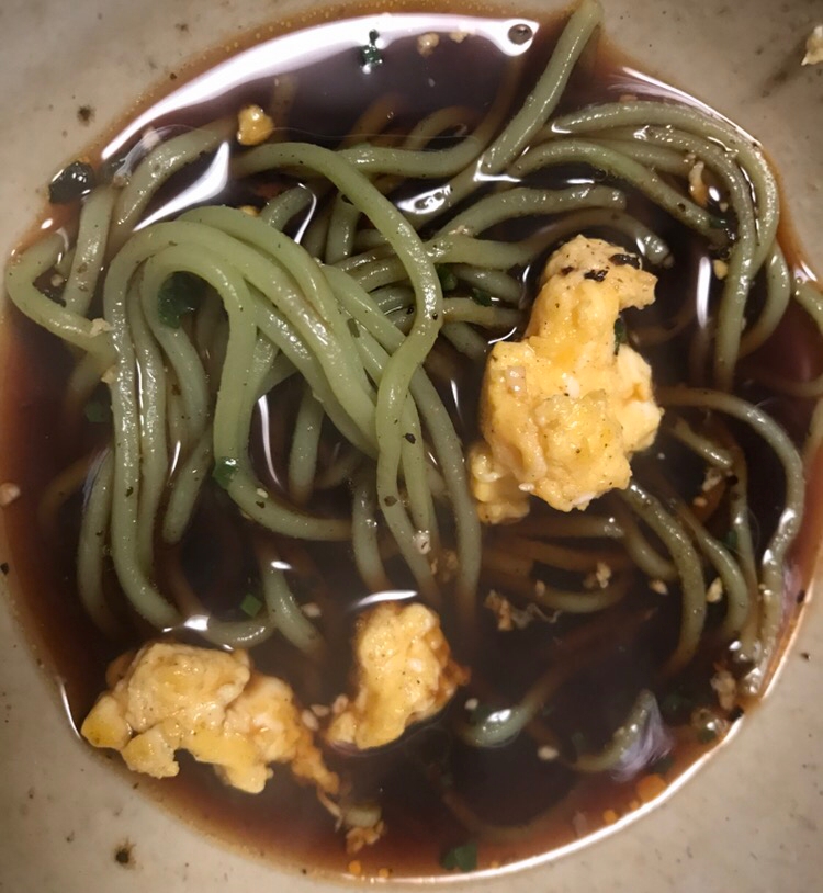 炒り卵とピーナッツのピリ辛瓦蕎麦