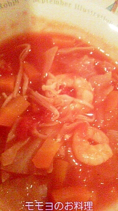 簡単に栄養を！エビとお野菜のトマトスープ