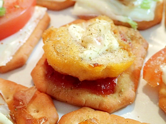 オレガノ香る　チキンナゲットon焼きクラッカー