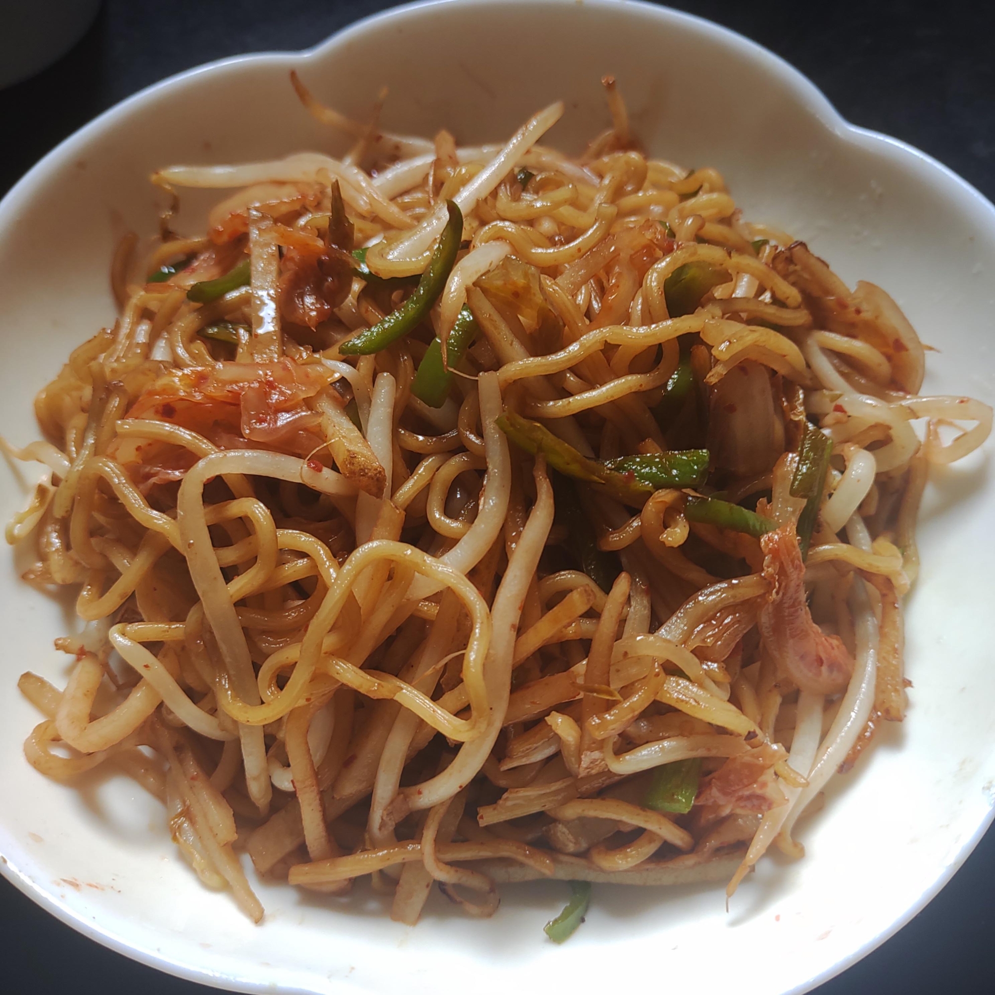 アスパラ、もやし、にんにく、キムチの焼きそば
