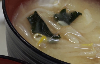 もやしとワカメの味噌汁