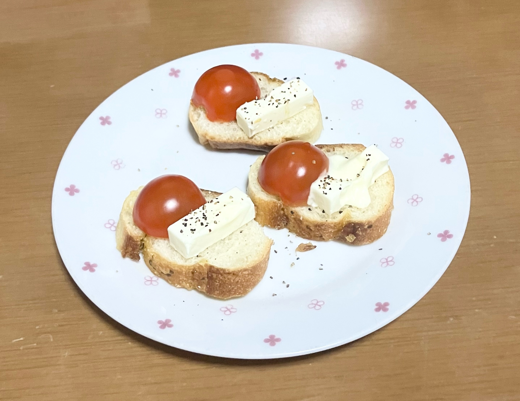 簡単☆ トマトとチーズのせフランスパン
