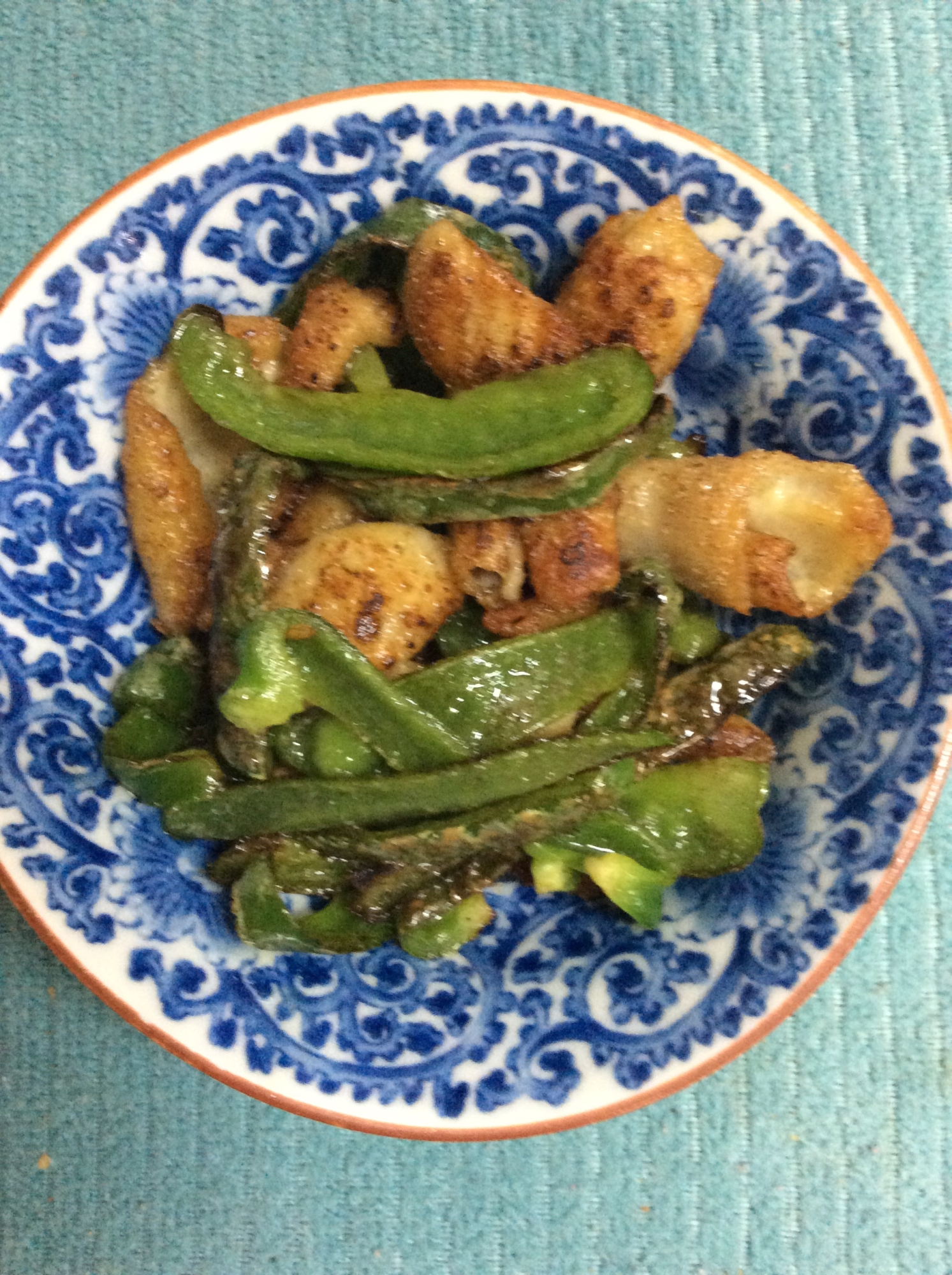 鶏皮とピーマンで♪塩コショウ炒め