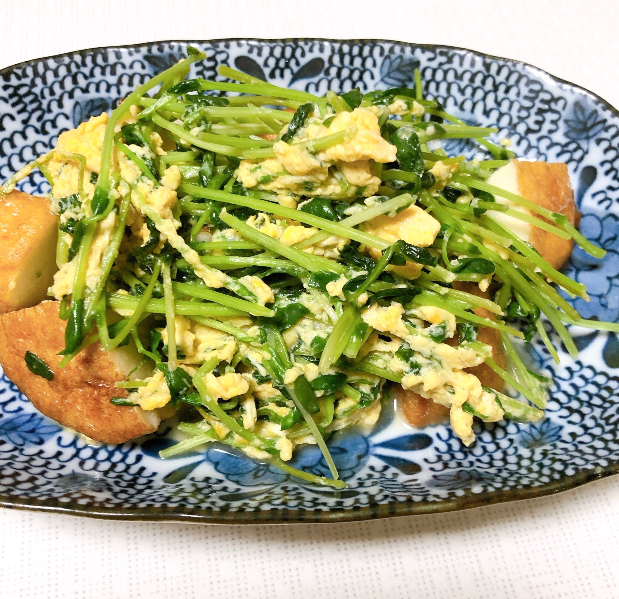 簡単すぐできる！豆苗と魚河岸あげの卵とじ