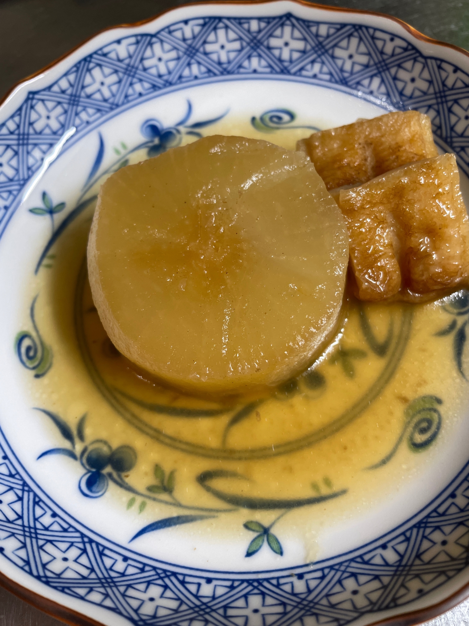 鶏皮をダシに。大根とさつま揚げの煮物