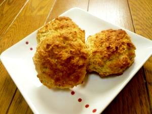 皿に盛られた、お手軽バナナスコーン