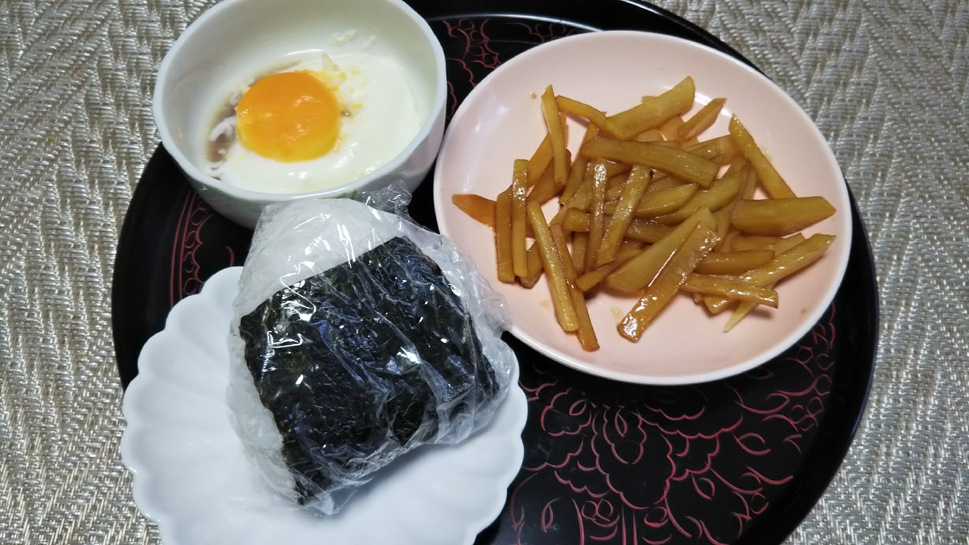 温泉卵とじゃがいもきんぴらとおにぎりのランチ☆