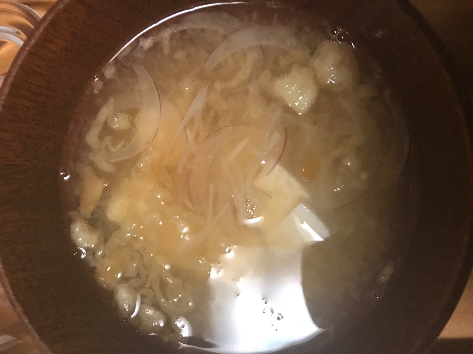 豆腐と赤玉ねぎ、天かすのお味噌汁