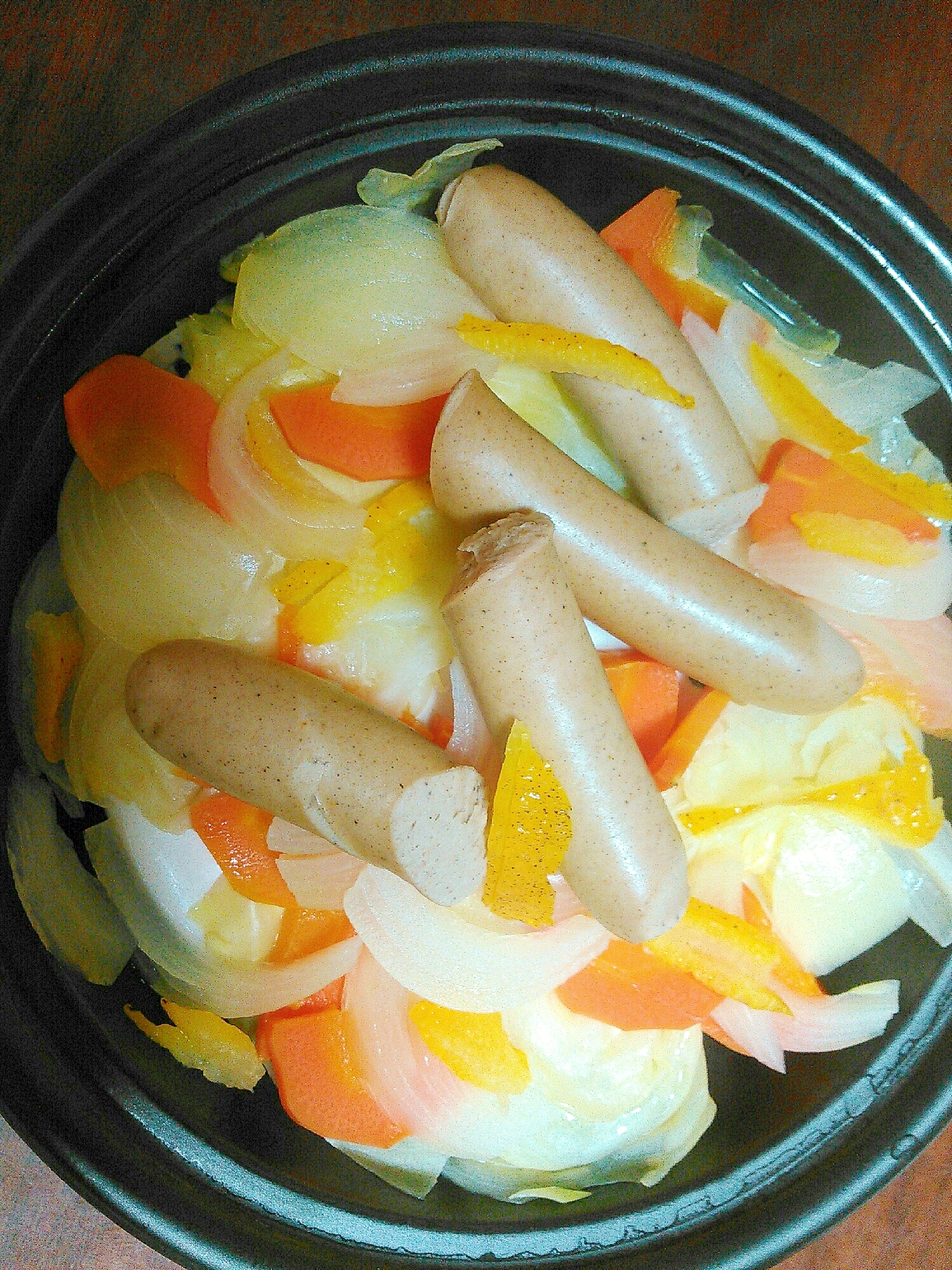 薄切り玉ねぎの甘みと柚子の風味が美味しいソーセージ