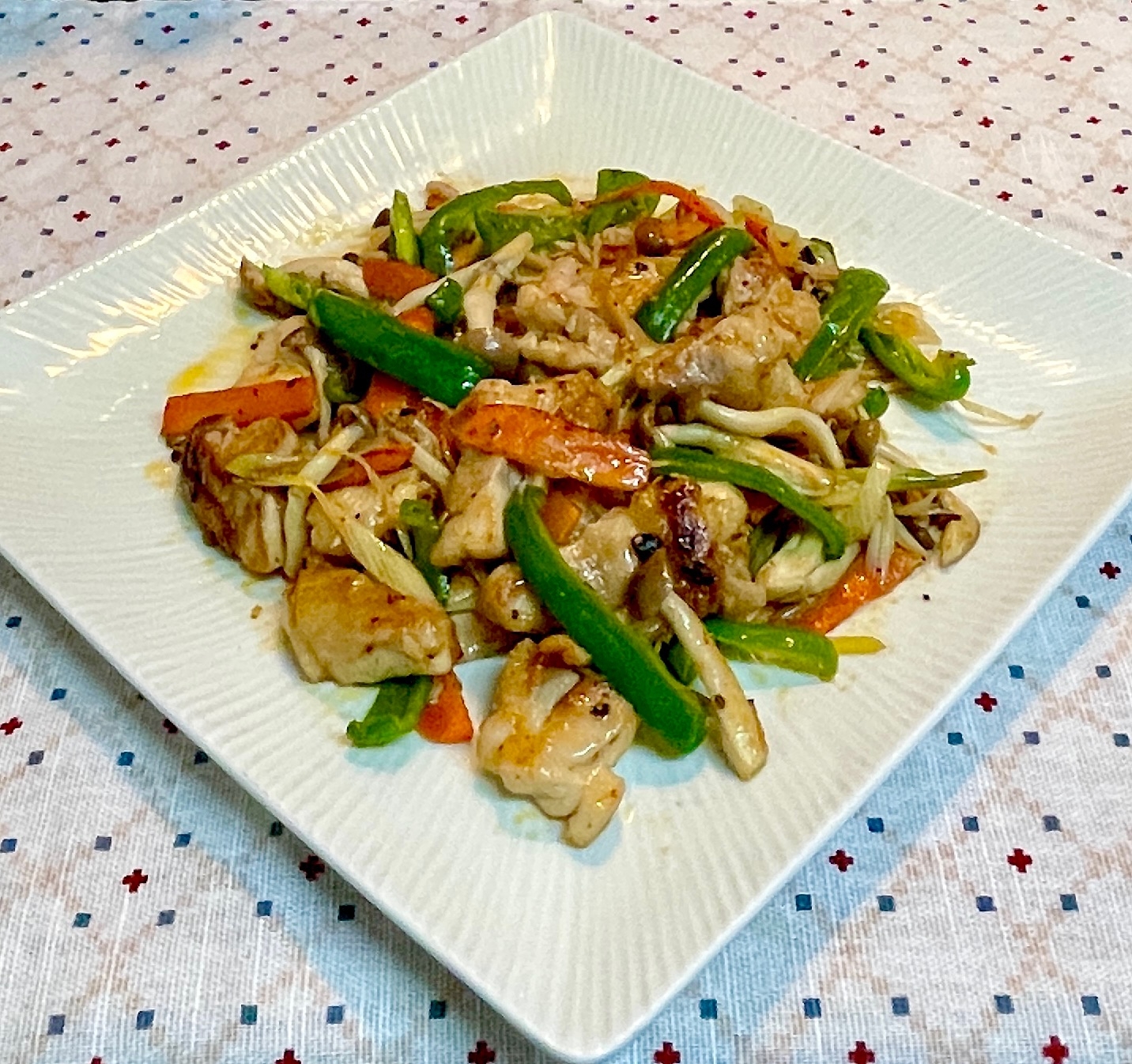 じわっと辛うま♡鶏肉の香辣脆（シャンラーツィ）炒め