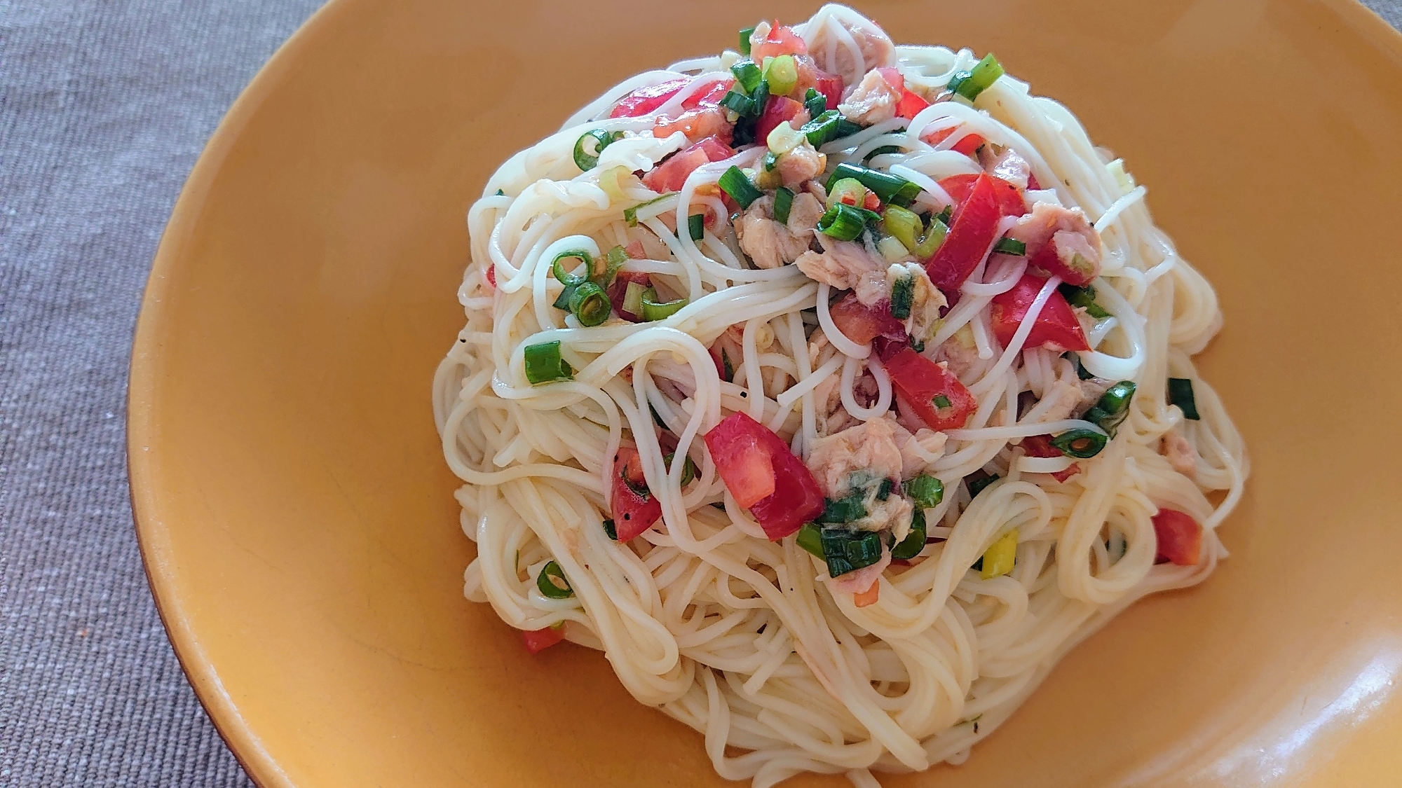 素麺とツナ缶、ミニトマトで冷製パスタ風