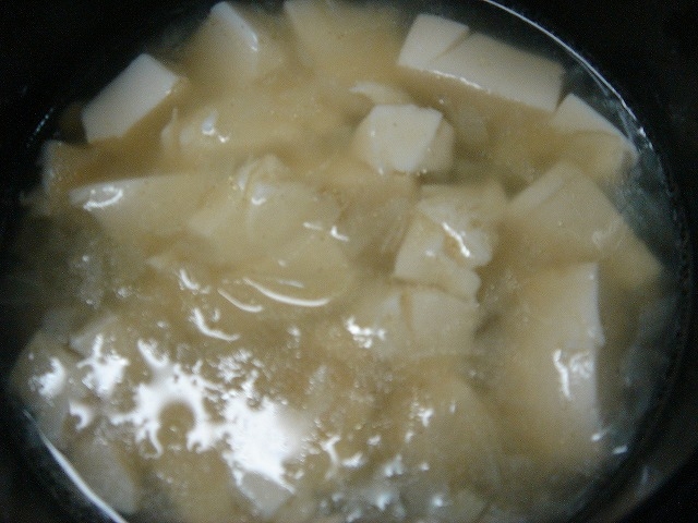 鶏ガラ出汁の玉ねぎと豆腐のスープ