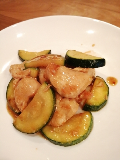 鶏むね肉しっとり♡鶏むねとズッキーニのマヨポン炒め