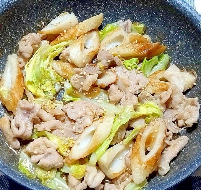 塩麹漬け豚肉とキャベツと竹輪の炒め物