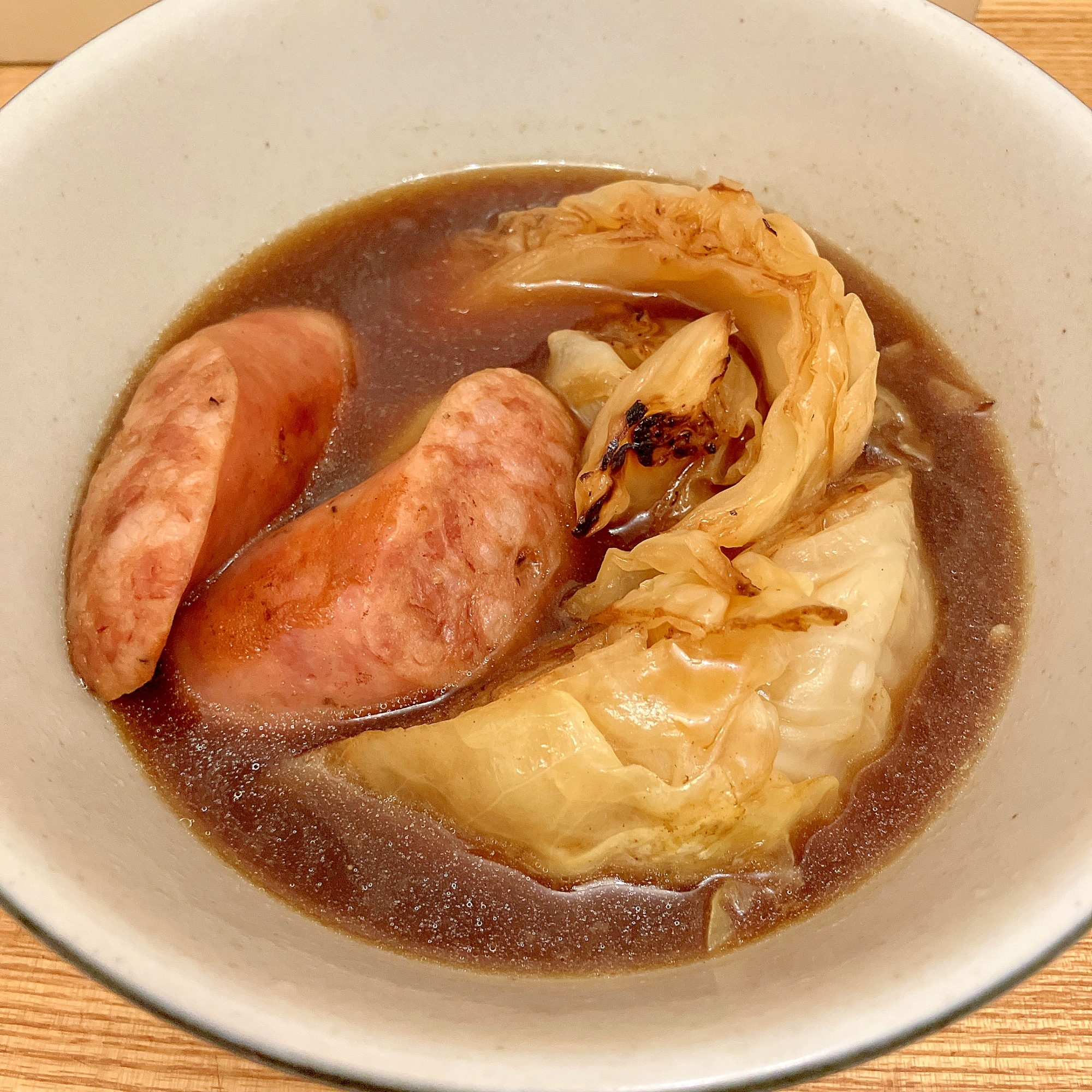 シンプル★焼きキャベツとフランクフルトのスープ