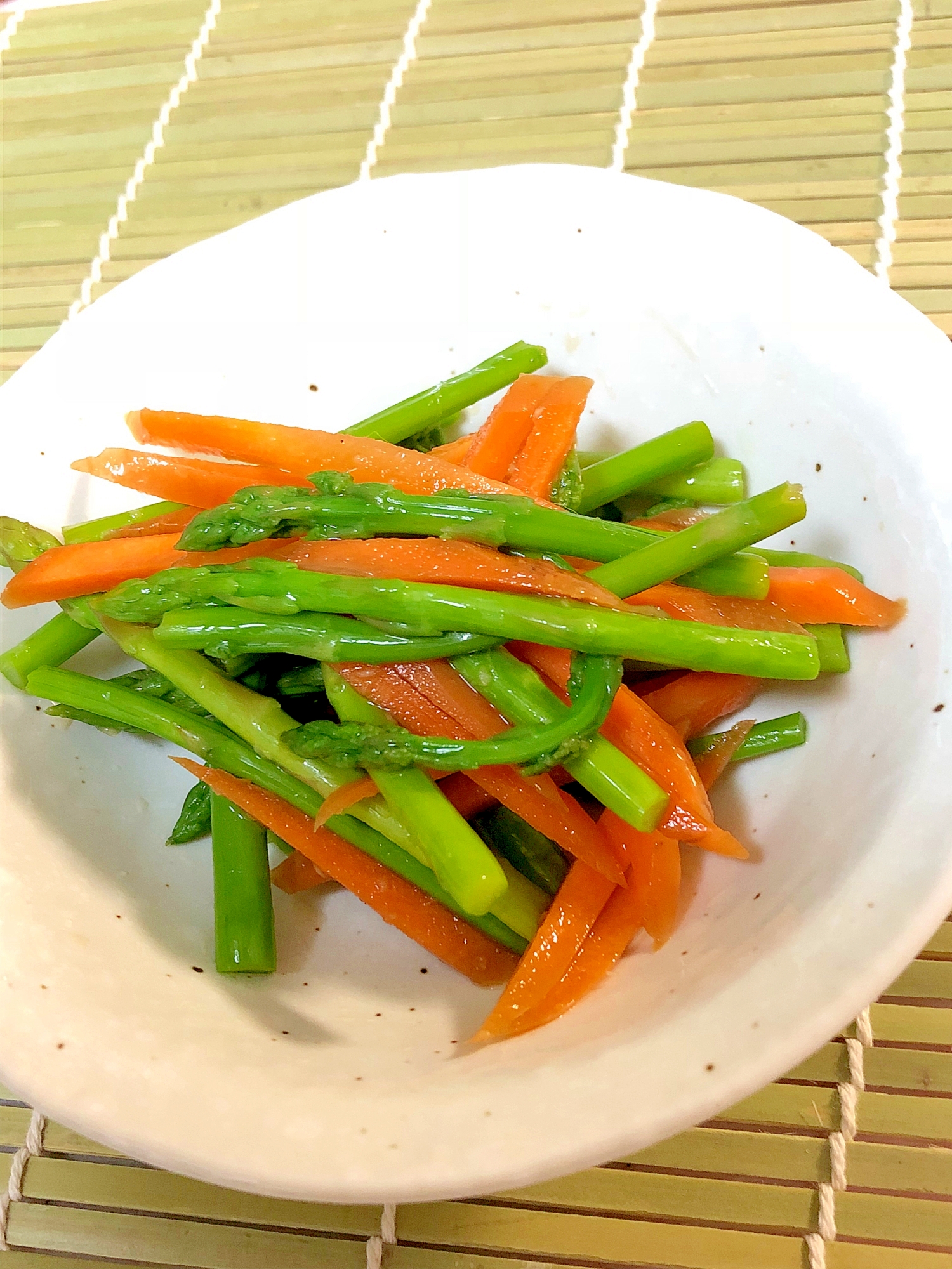 アスパラガスとにんじんのしょうが醤油和え