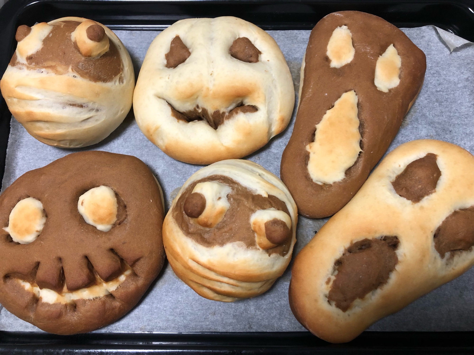 ２種類の生地でハロウィン仕様のパン♬