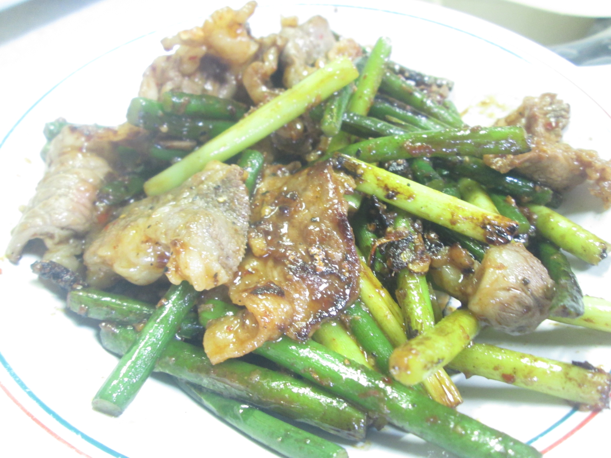 ニンニクの芽と牛バラの炒め物（蒜苔牛肉片）