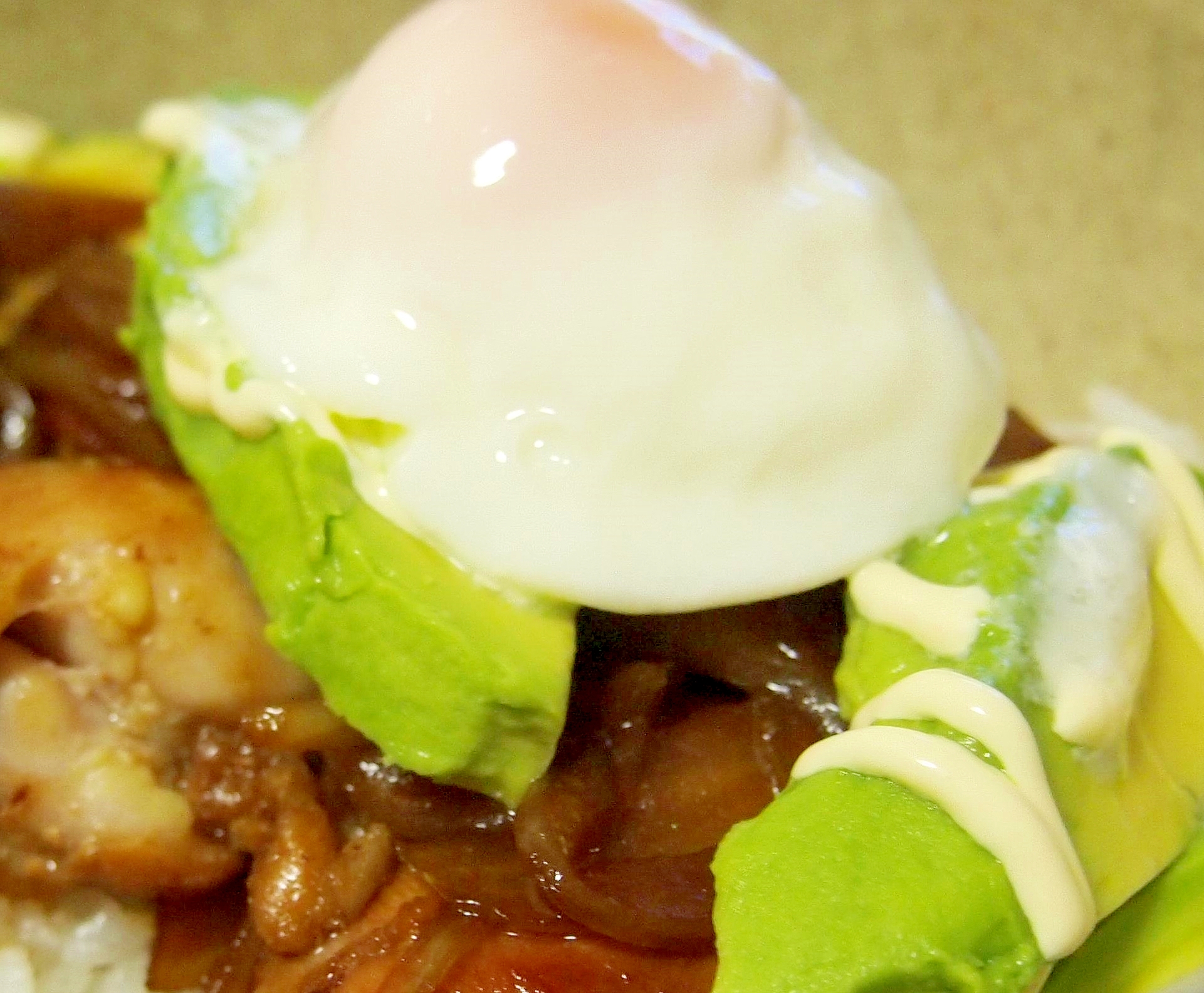 雑穀ごはんで♪アボカドと味噌チキン丼