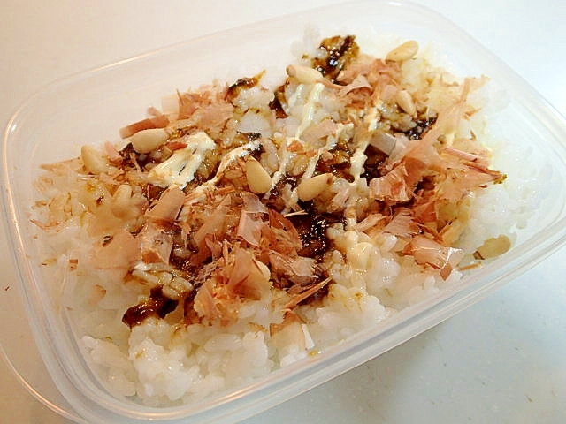 お弁当　海苔佃煮と松の実とかつお節のマヨかけご飯