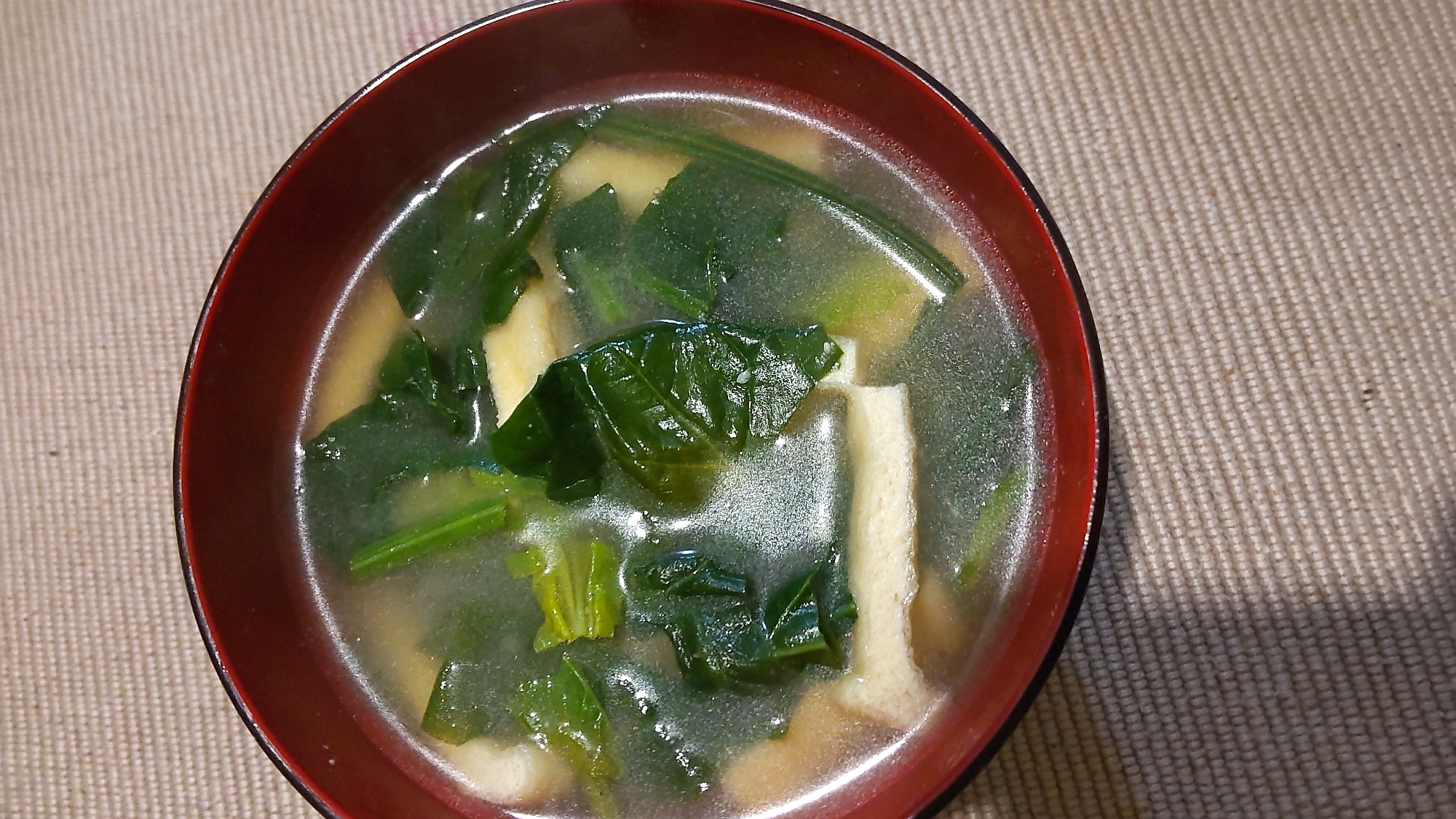 豆腐、ほうれん草、油揚げの味噌汁