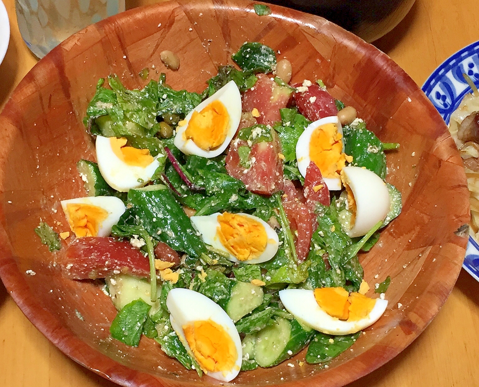 ボリュームたっぷり彩りサラダ