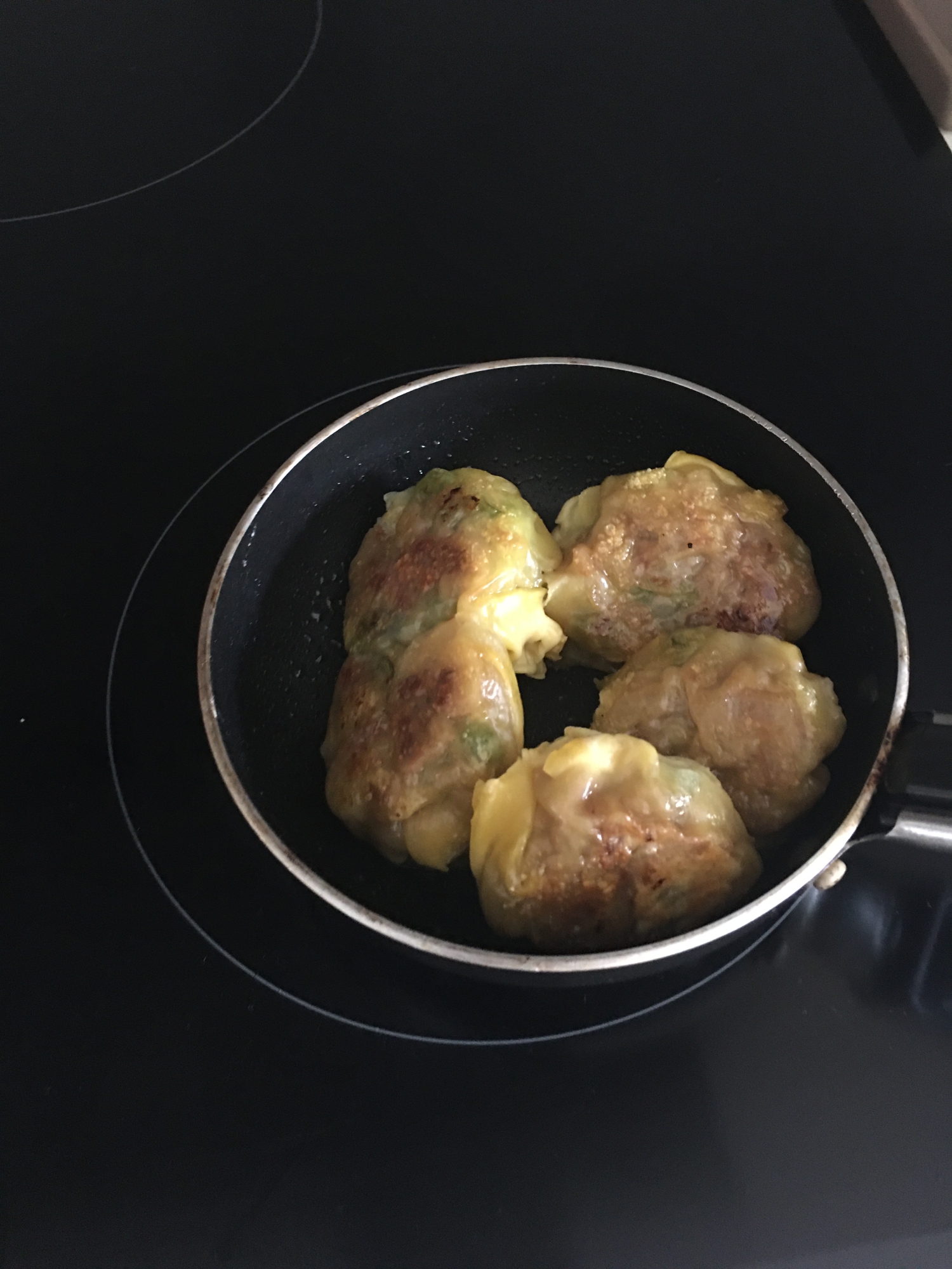 フライパンで焼き餃子