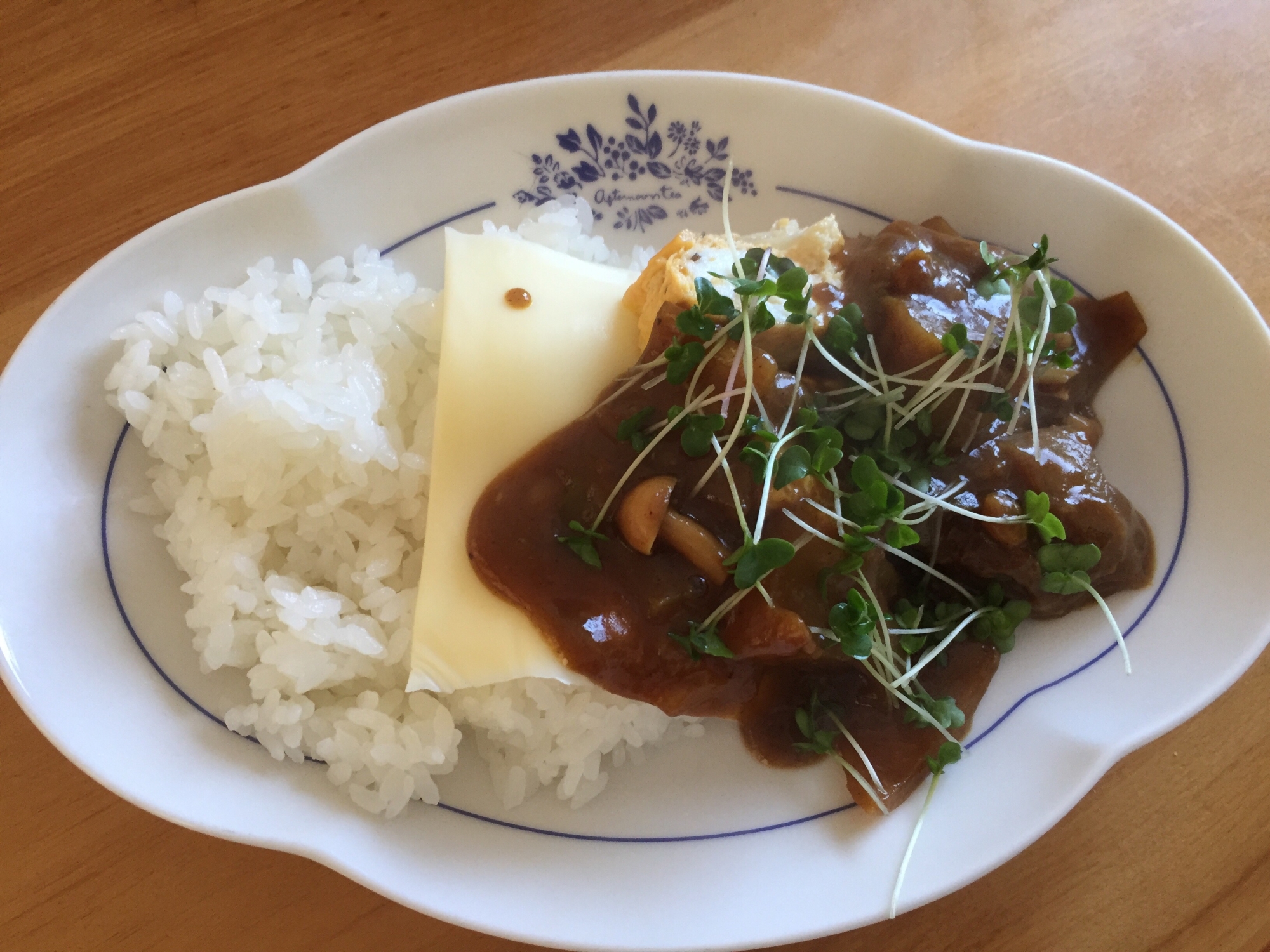 チーズと卵焼き、スプラウトのっけのカレー