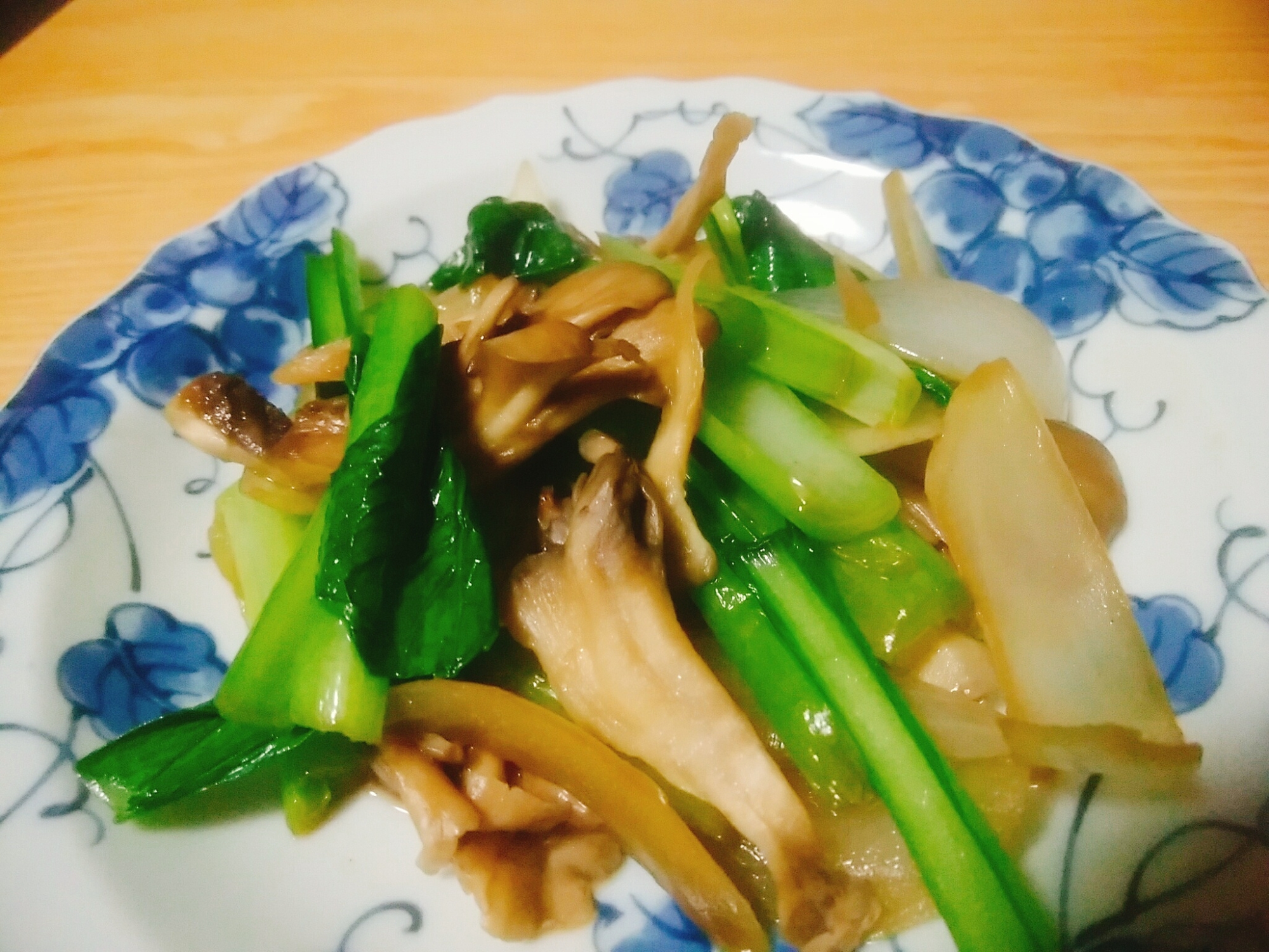 小松菜と舞茸と玉ねぎのバター醤油炒め
