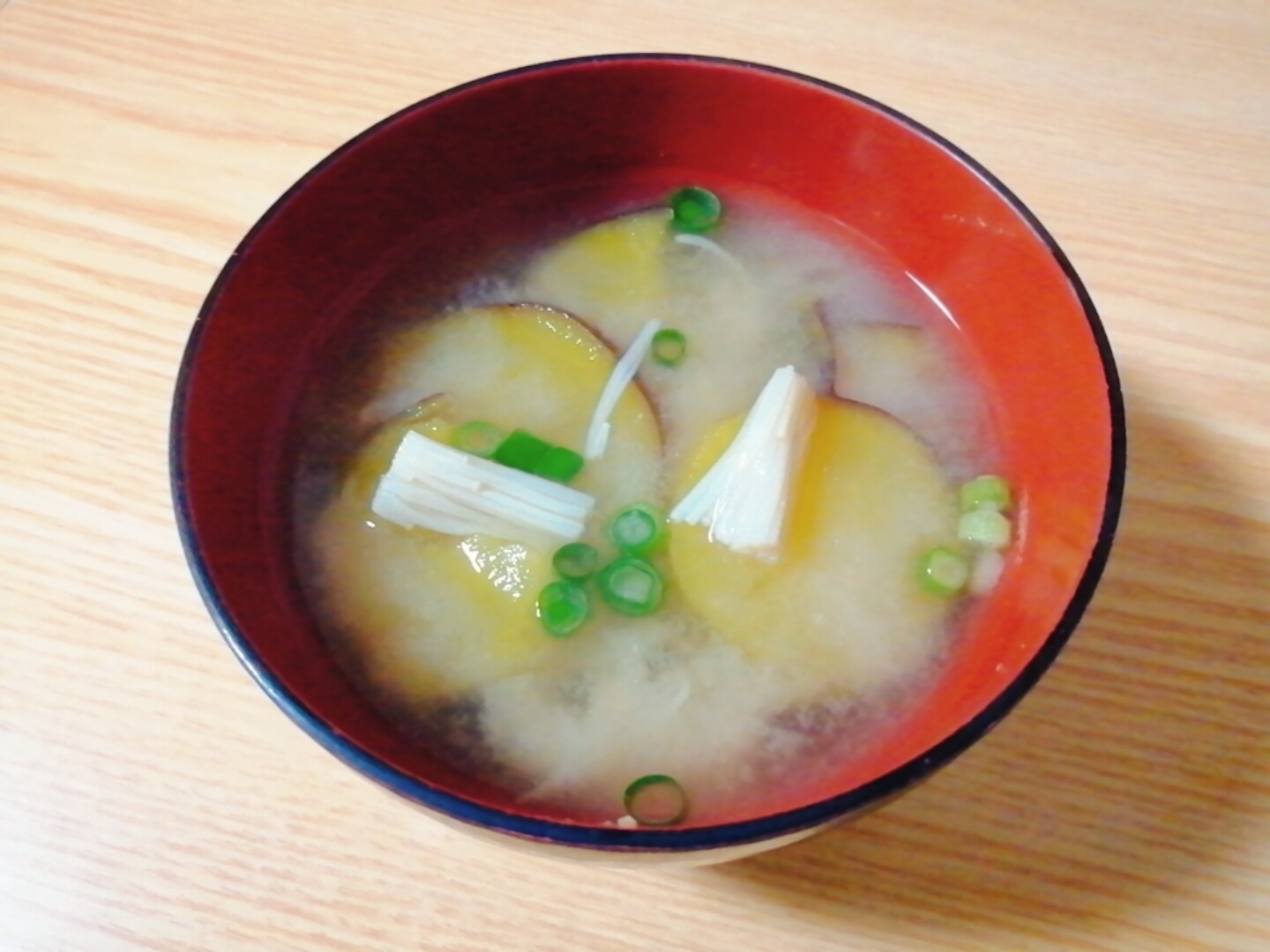 さつまいもとえのきと小ねぎの味噌汁