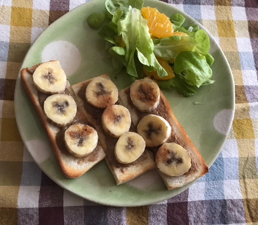 白ごまクリームバナナトーストの朝ごはん