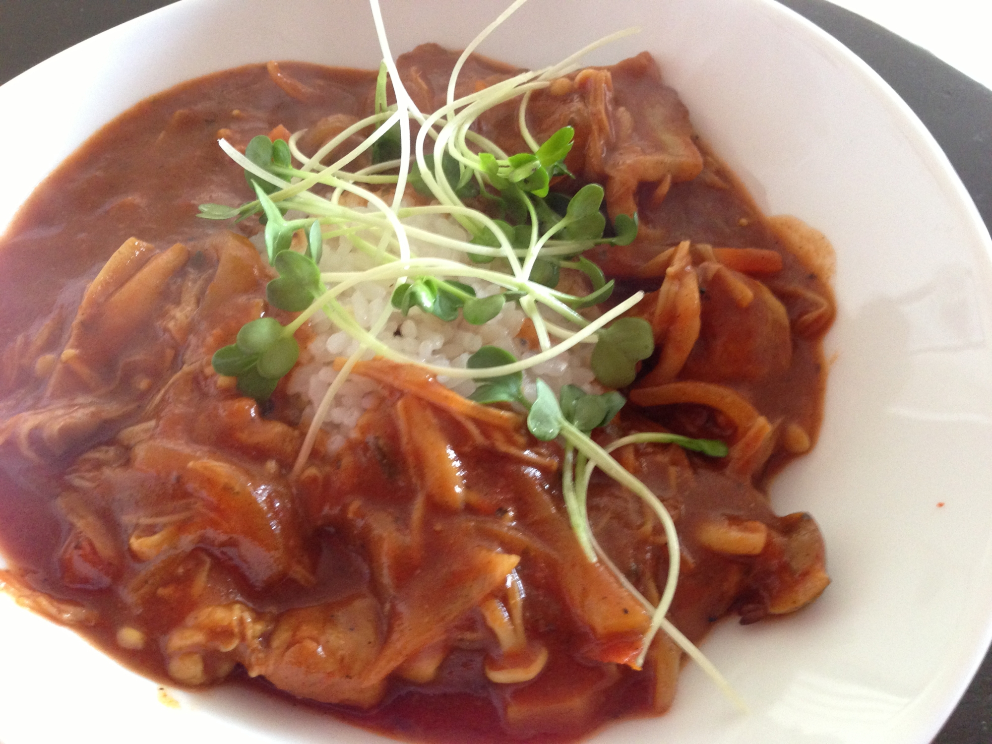 白い皿に盛り付けたえのき氷入りトマトカレー