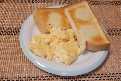 トースト&スクランブルエッグの朝食