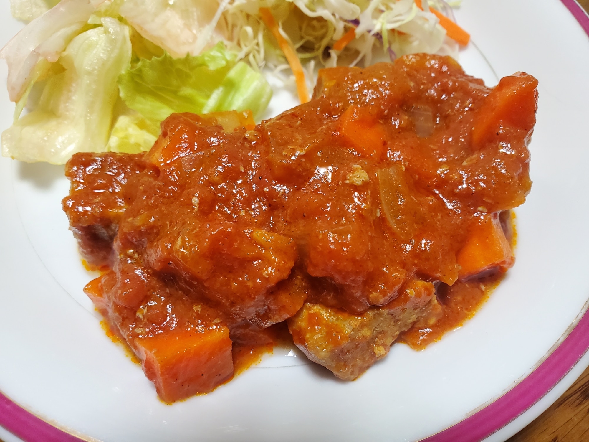 グリルステーキ、トマト、レッドオニオン、バルサミコ添えのレシピ