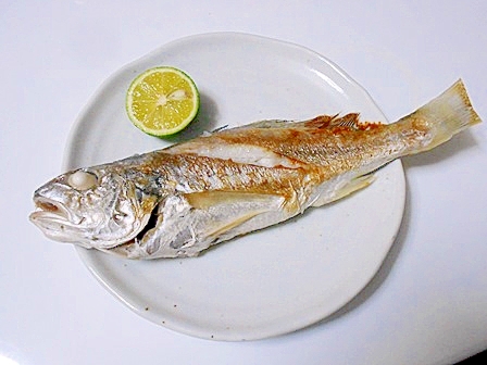 白い丸皿に盛り付けたイシモチの塩焼き