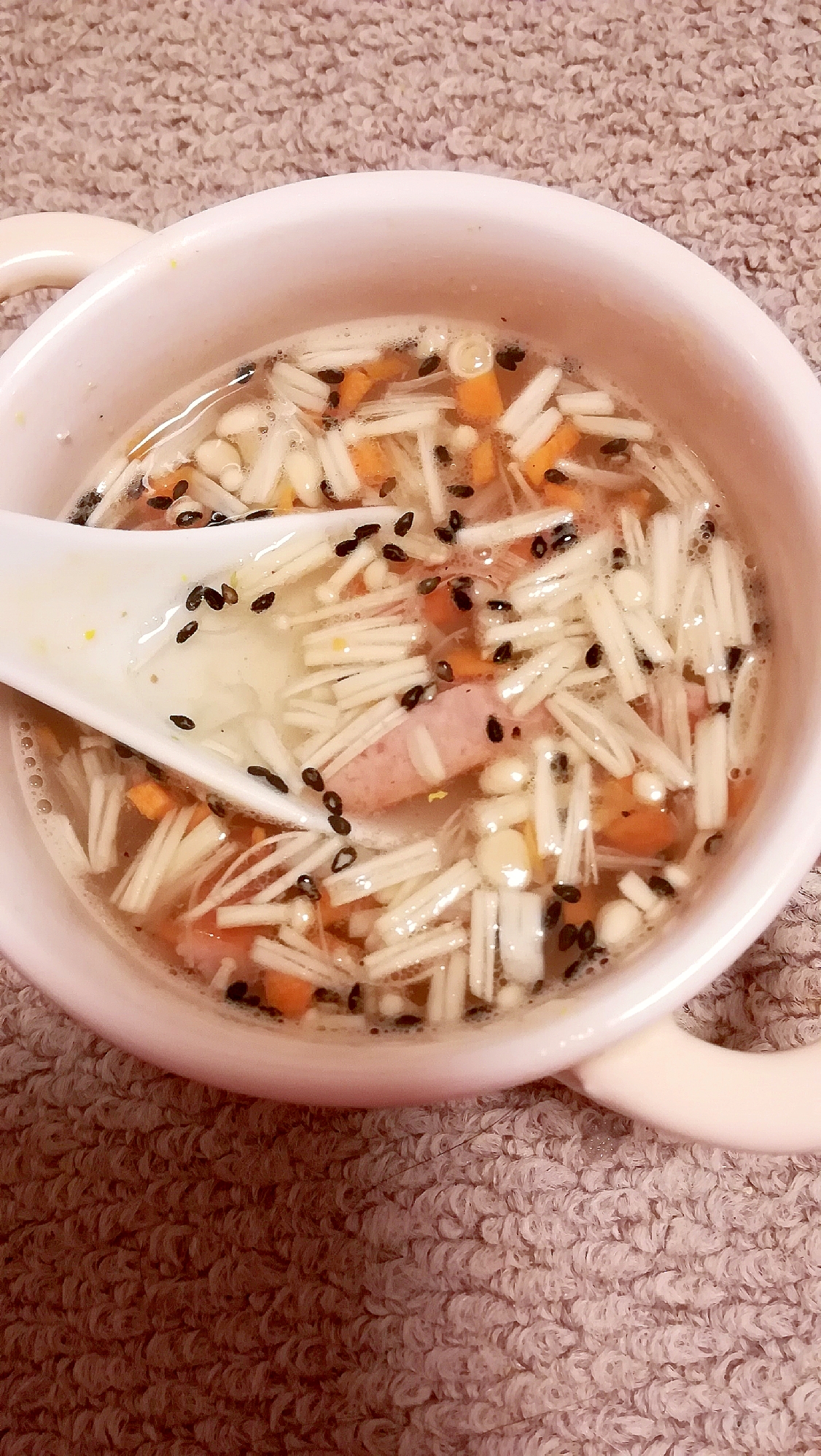 えのきとにんじんとベーコンの中華スープ