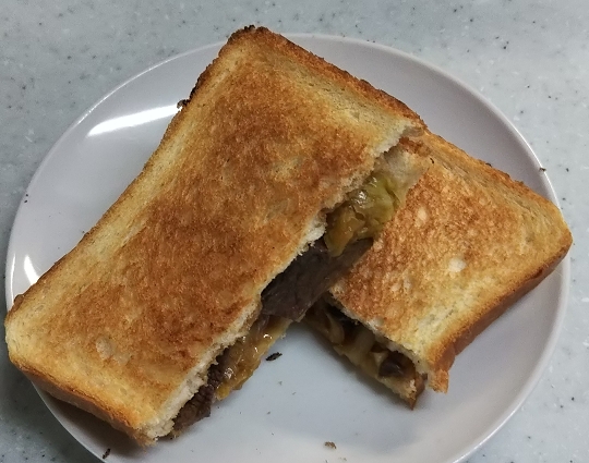 休日のまどろみの中、ホットする焼肉サンド