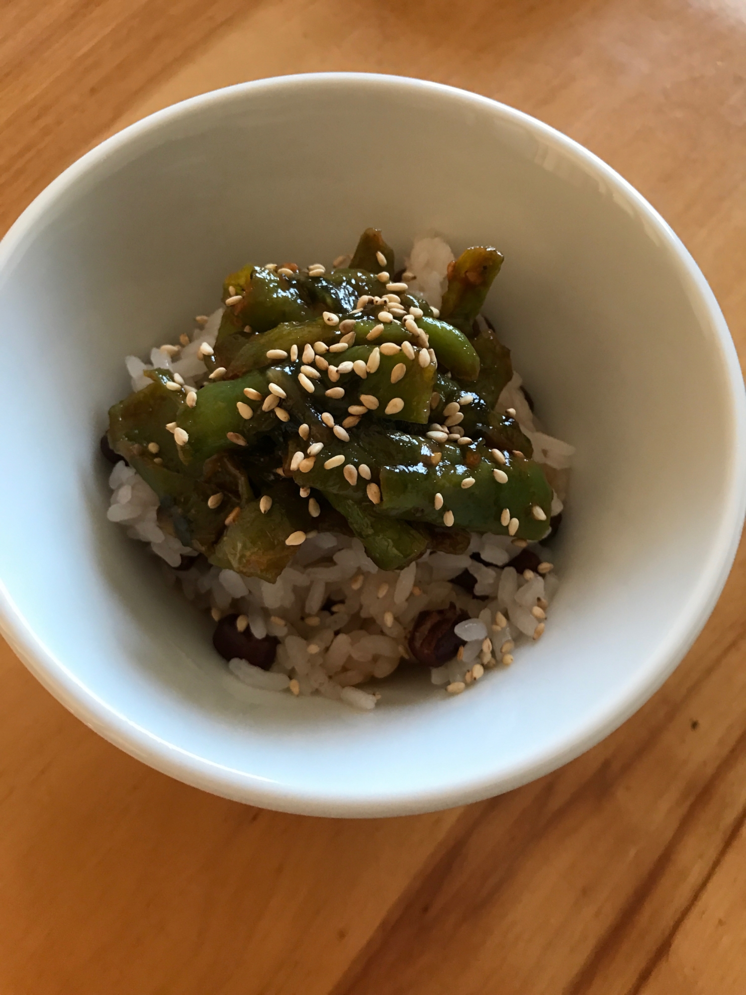 赤飯でししとうのえのき青のり炒めのせ丼