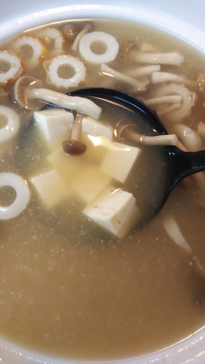 豆腐とちくわとしめじの味噌汁