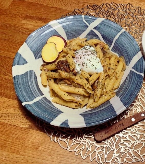 鯖缶詰で温玉のせ和風ペンネ