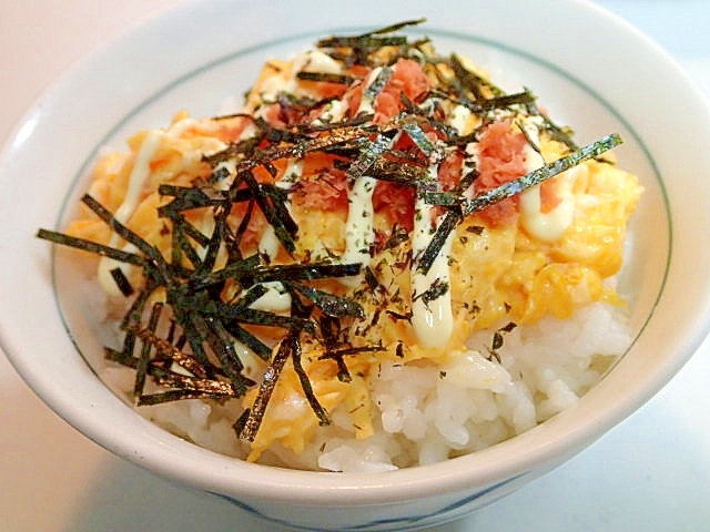 炒め卵と鮭フレークと刻み海苔のマヨかけご飯