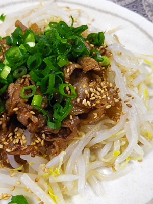 茹でもやしの豆板醤焼きバラ肉のせ