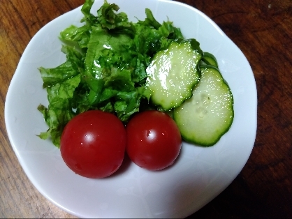 きゅうりレタストマトのサラダ