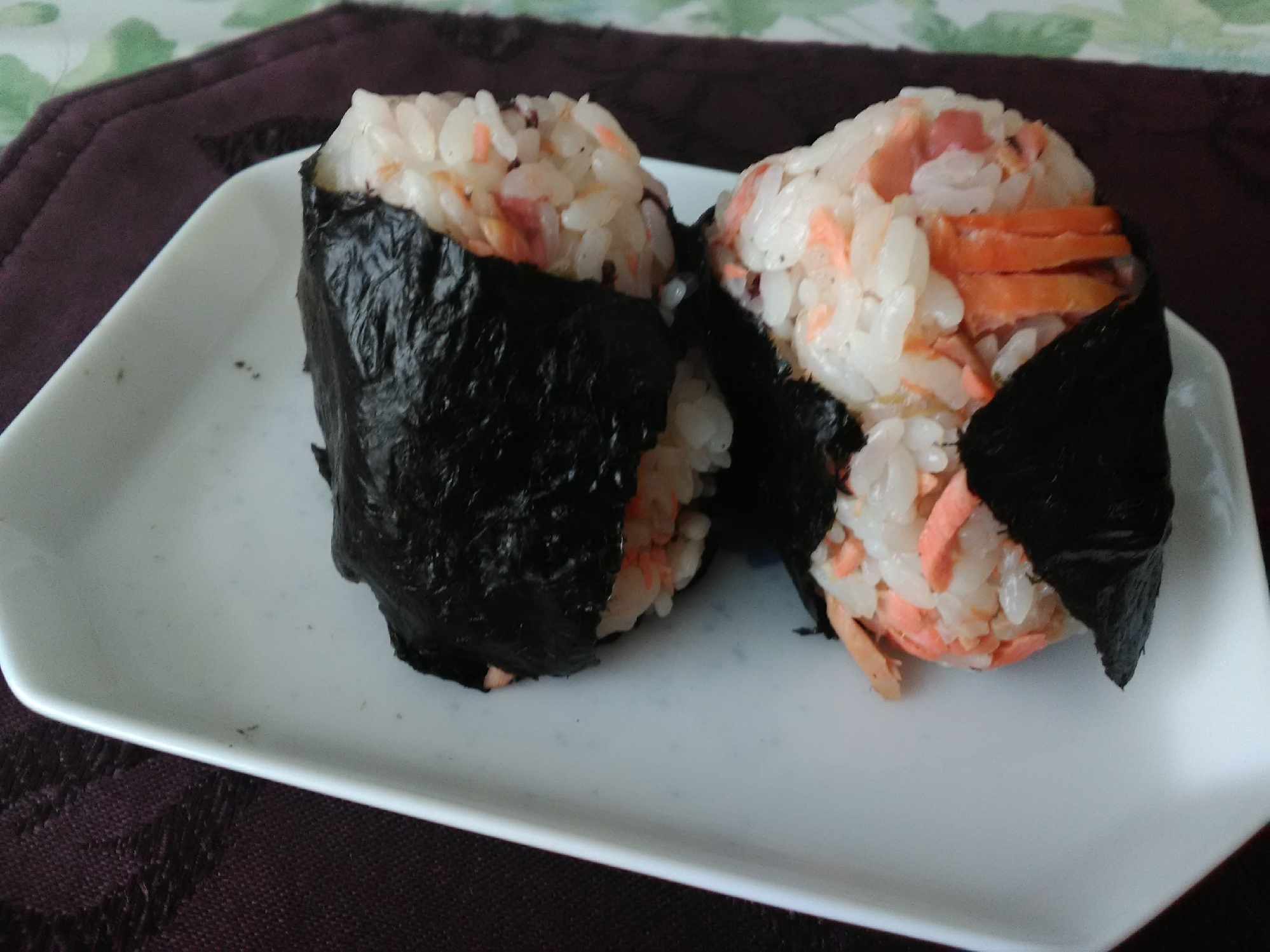 意外な組合せでもおいしい!鮭と赤紫蘇の混ぜおにぎり