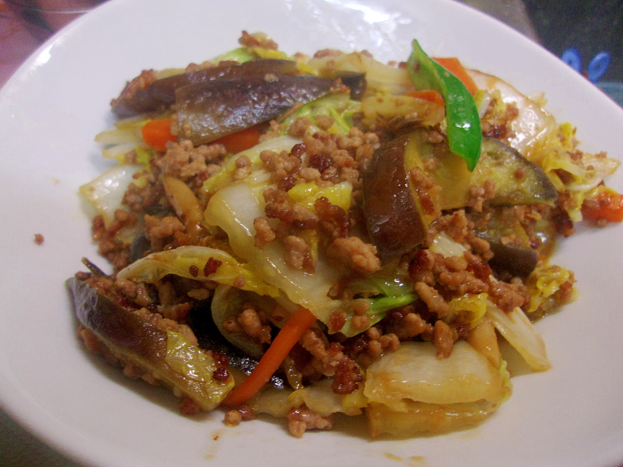 器に盛られた白菜となすのそぼろ炒め